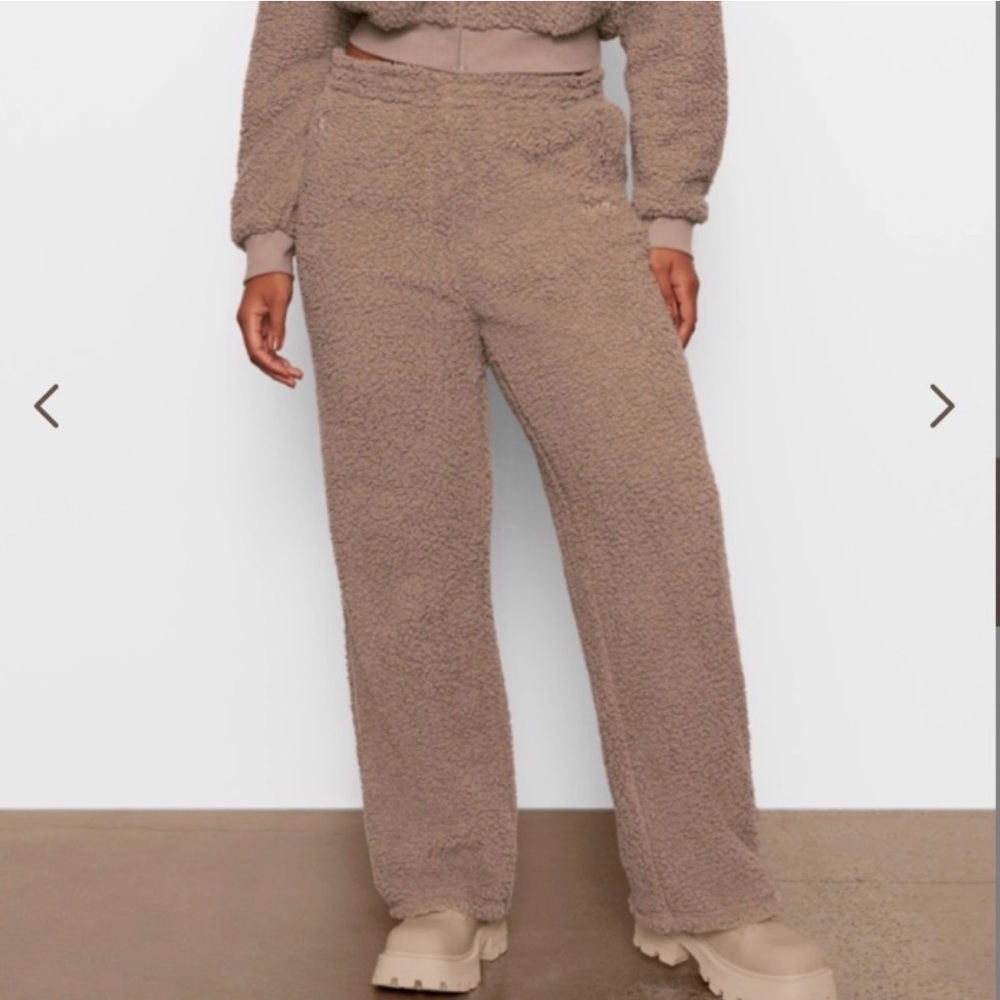 SKIMS Cozy Taupe Sherpa Joggers